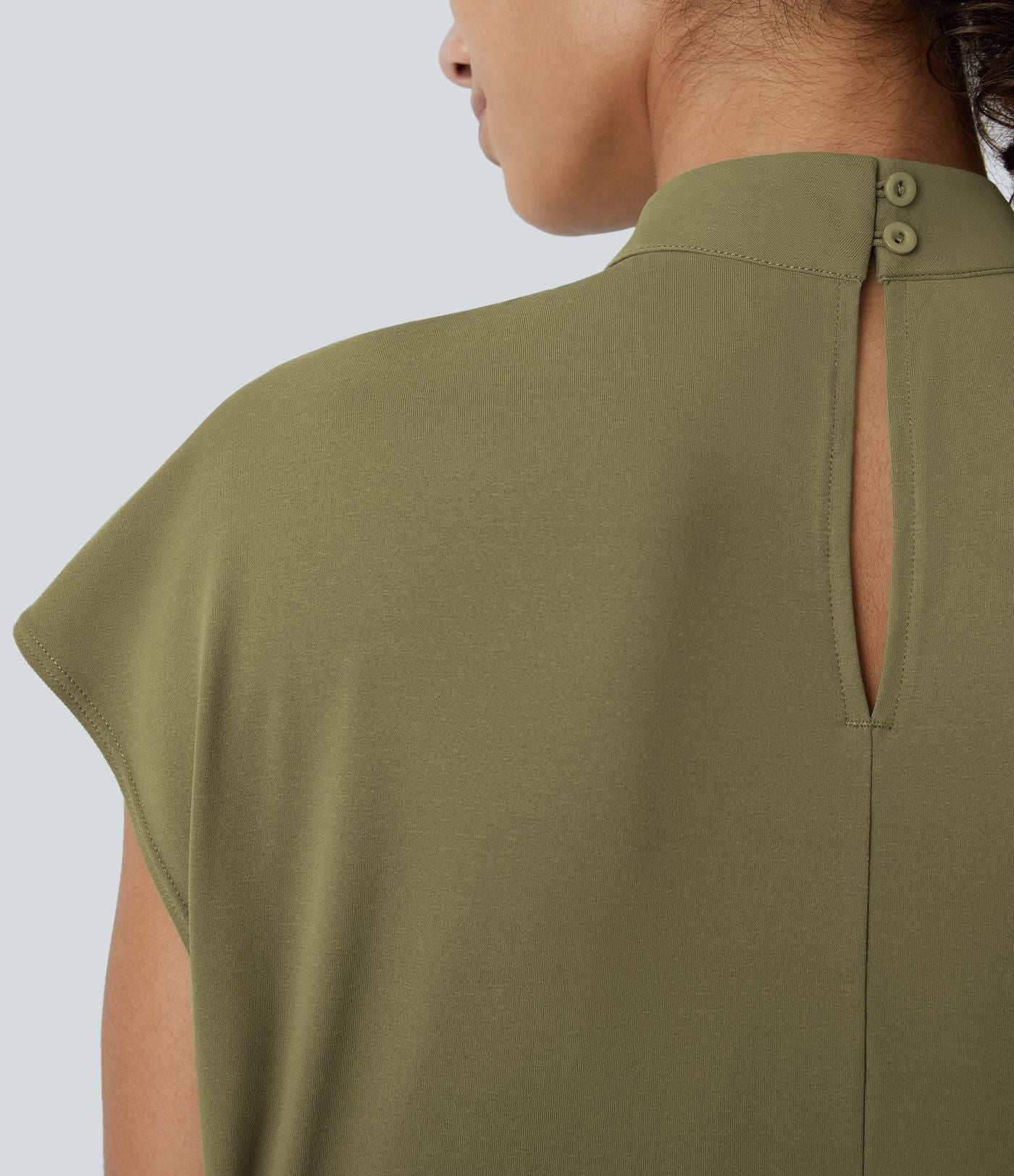 Blouse de Travail à Col Montant Plissée avec Boutons dans le Dos et Manches Courtes