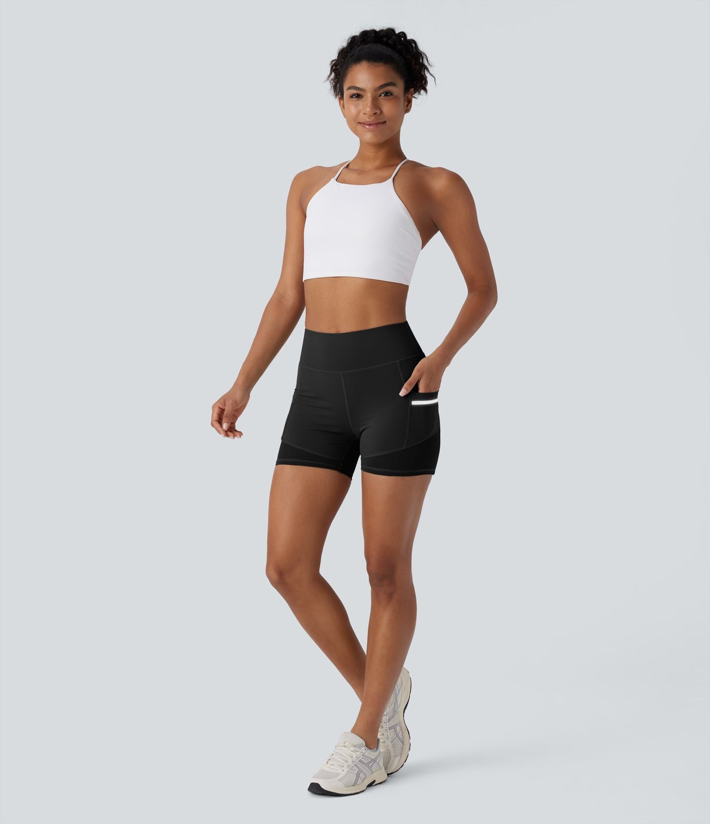 Short de sport SoftlyZero™ Airy taille haute 10 cm avec bandes réfléchissantes contrastées, empiècements ajourés et poches latérales à effet frais InstantCool