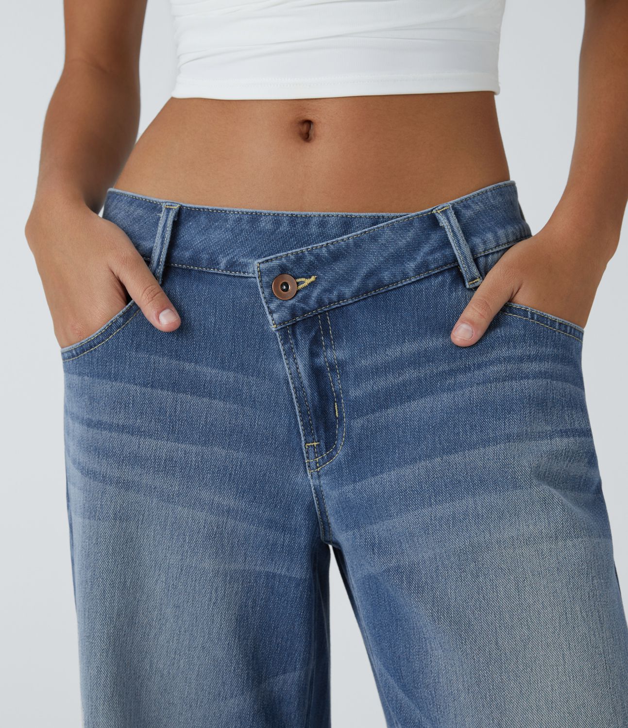 Halara Flex™ Jean large asymétrique taille basse avec bouton, fermeture éclair et poches multiples, délavé et extensible en maille