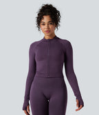 Veste de yoga courte ajustée Seamless Flow à col montant, manches longues et trous pour les pouces