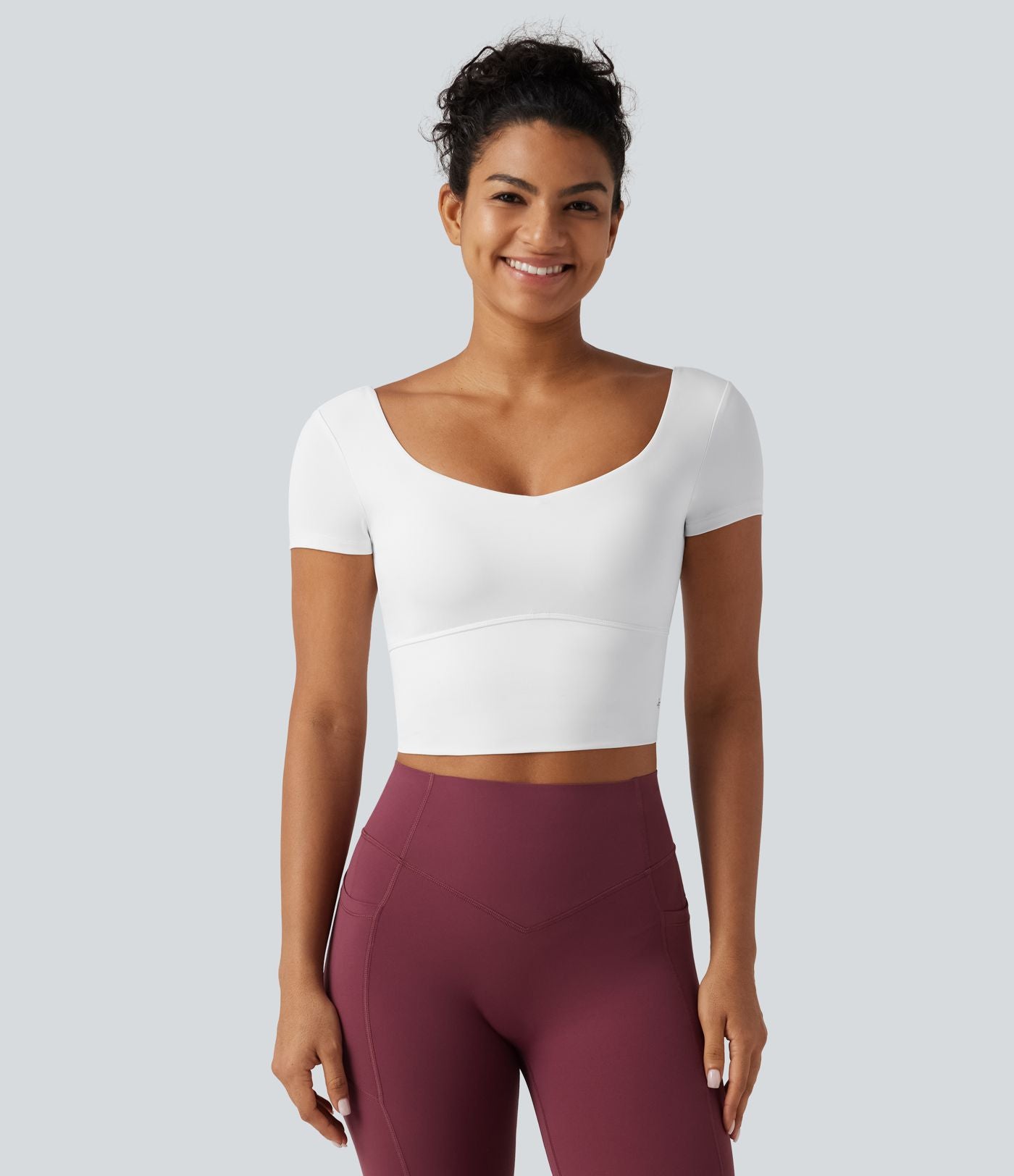 Haut yoga crop SoftlyZero™ séchage rapide Quick Dry à col diamant, manches courtes, mesh et coussinets amovibles