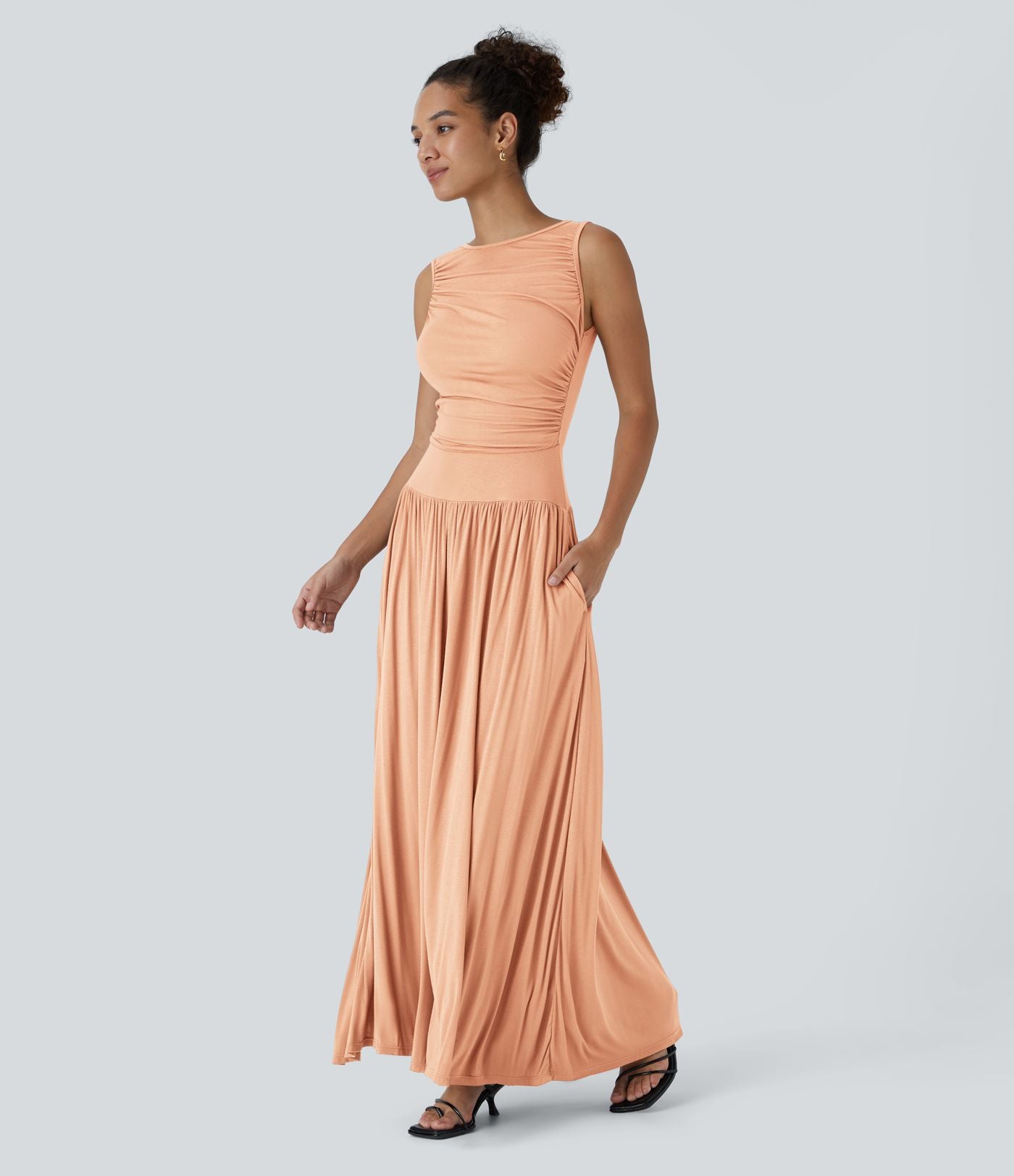 Robe longue à encolure bateau, bretelles asymétriques, côtés froncés et poches
