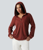 Top gaufré à capuche col Henley manches longues