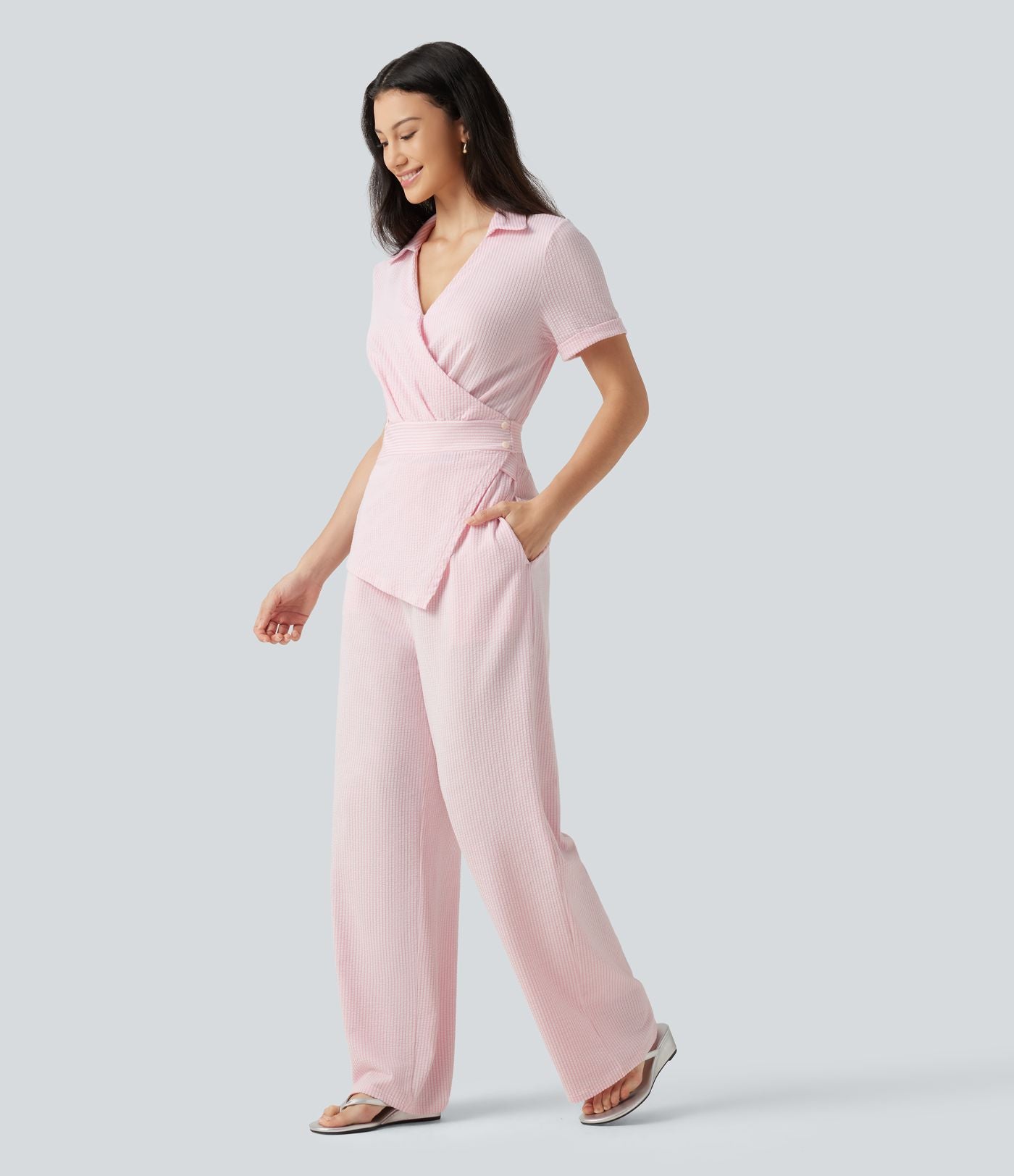 Combinaison-chemise accès facile Easy Peasy en coton froissé rayé à manches courtes, cache-cœur, lien au dos et poches