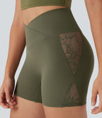 Softlyzero™ Short cycliste yoga taille haute croisé avec dentelle contrastée et poche arrière 12,5 cm - UPF50+