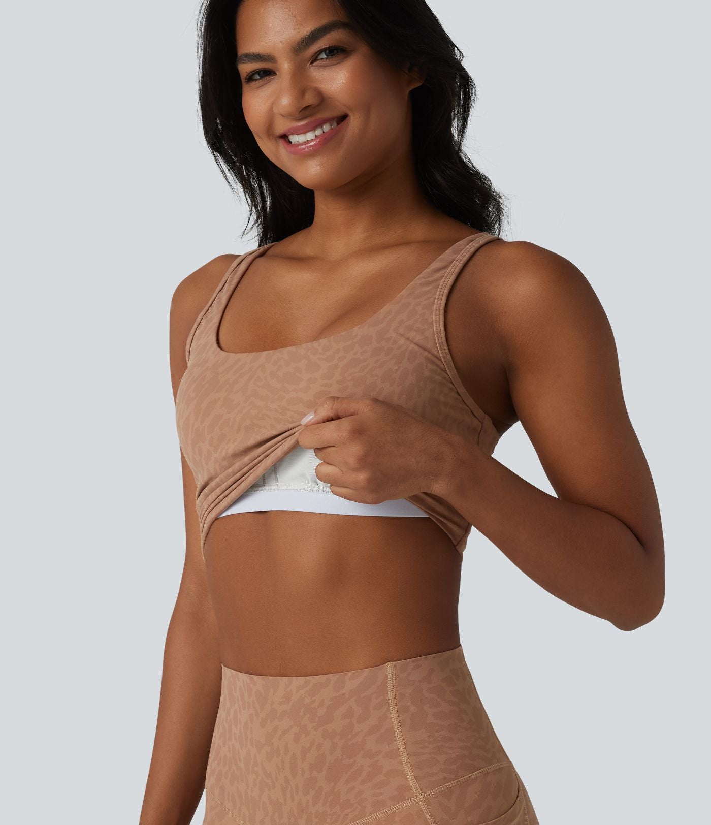 Débardeur de yoga court à imprimé léopard Halara UltraSculpt™ avec soutien-gorge intégré et décolleté en U