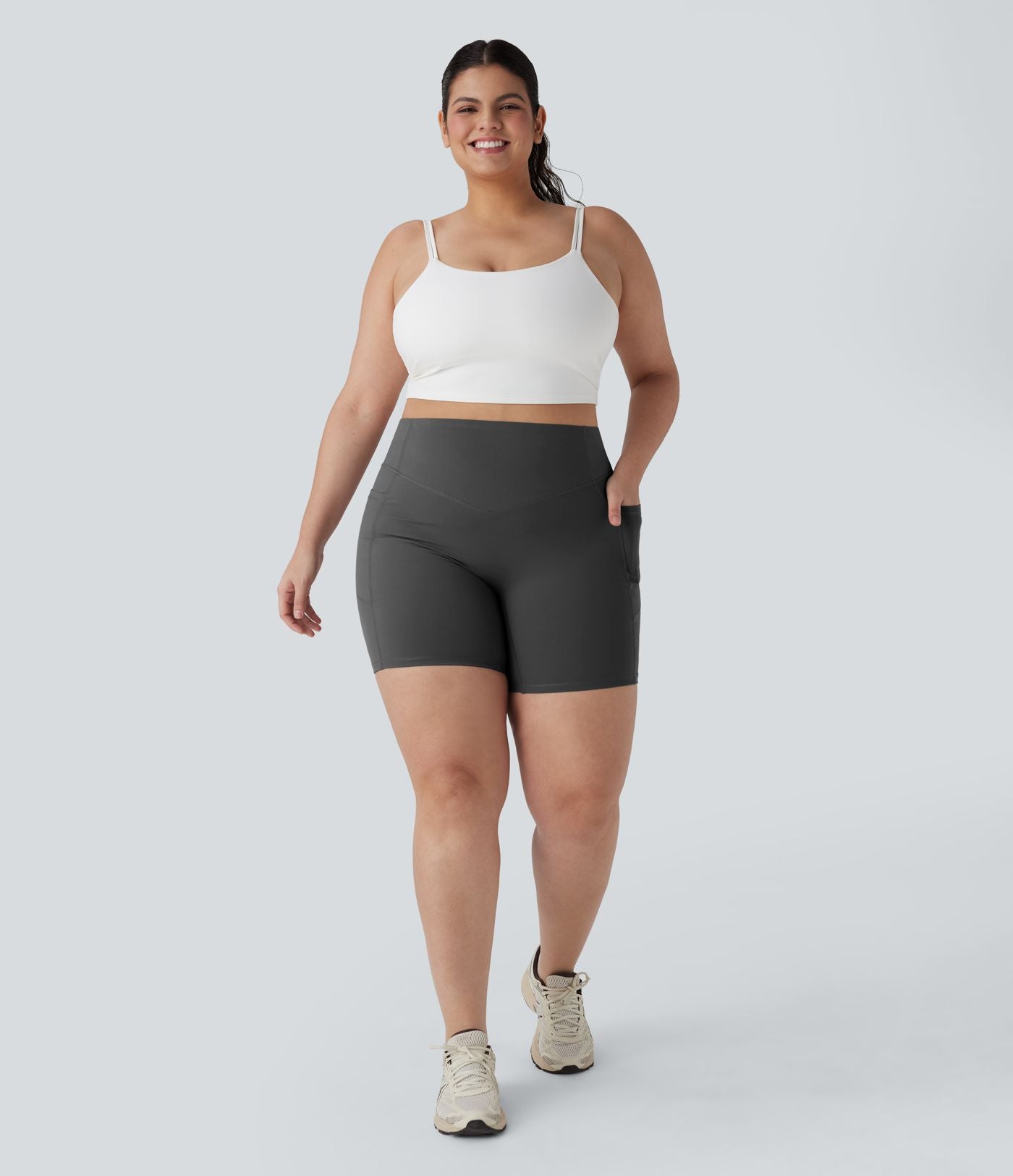 Short cycliste 17,5 cm d'entraînement gainant galbant taille haute grande taille avec effet scrunch et poches Halara UltraSculpt™