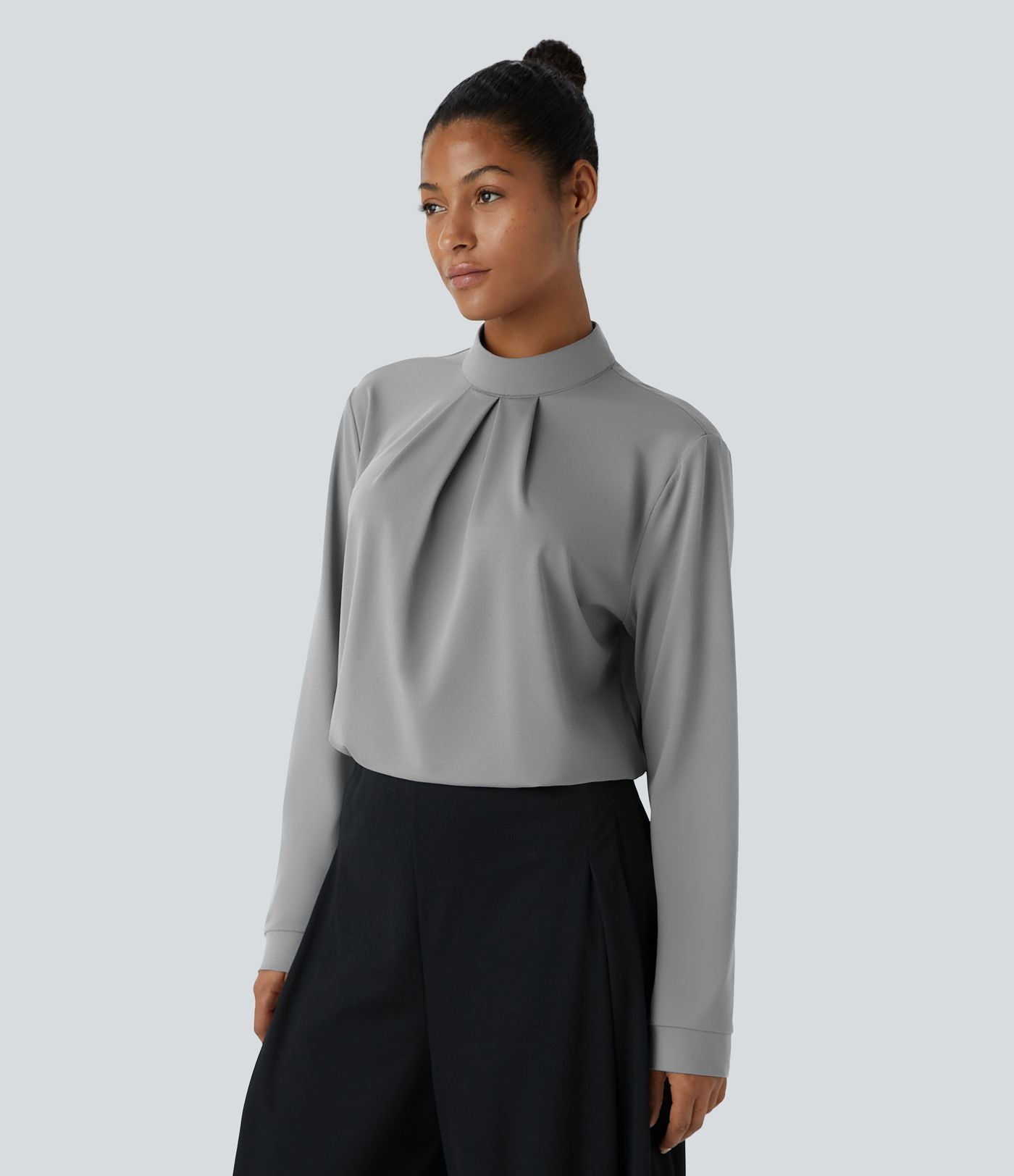 Blouse de travail à col montant, plis, boutons au dos et manches longues