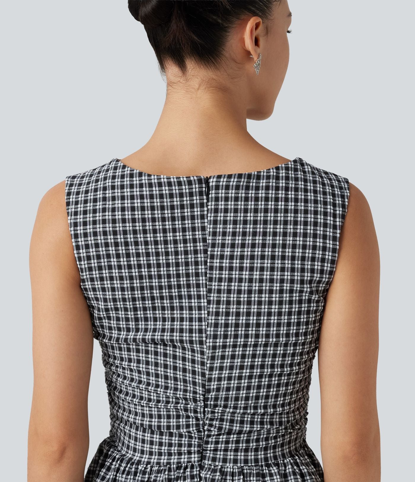 Robe mini trapèze vichy sans manches à col bateau, détails froncés, fermeture invisible et poches
