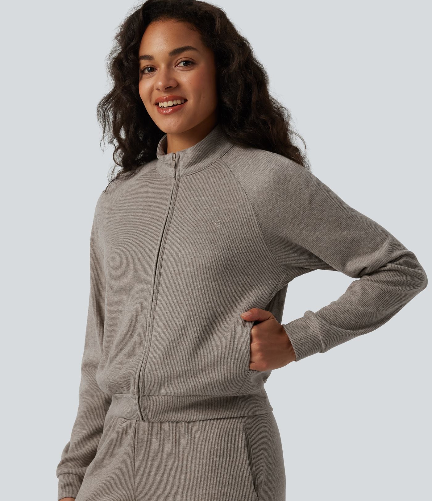 Veste casual côtelée à col montant, manches longues et fermeture zippée avec poches