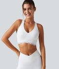 Halara UltraSculpt™ Brassière de sport maintien léger col V avec coussinets amovibles, dos nageur et dentelle contrastée