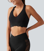 Halara UltraSculpt™ Brassière de sport maintien léger col V avec coussinets amovibles, dos nageur et dentelle contrastée