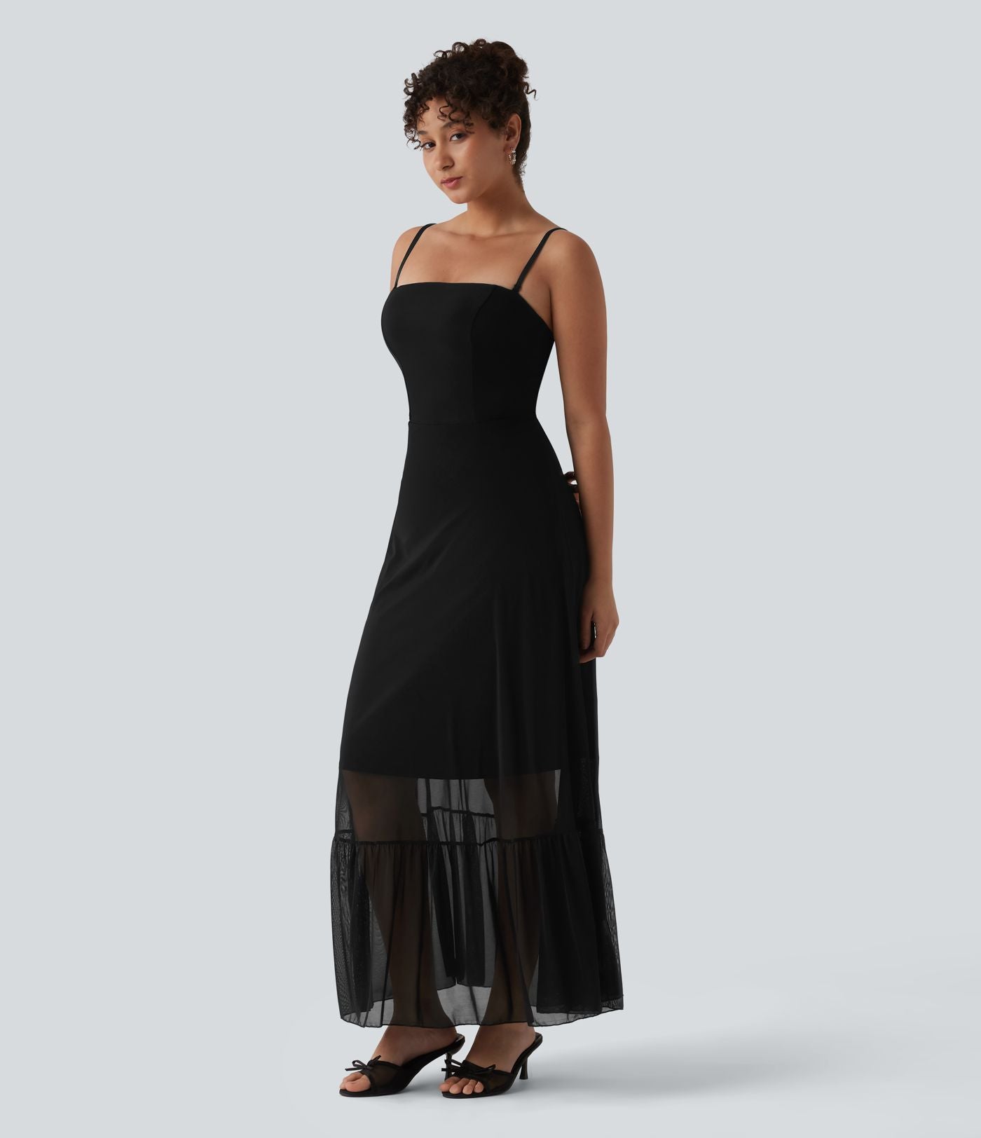 Robe longue fluide mesh contrastant avec volants à l'ourlet et coussinets fixes