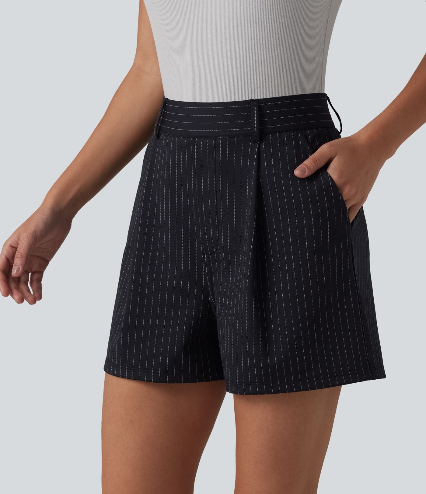 Short tailleur ample à rayures plissées taille haute avec poches