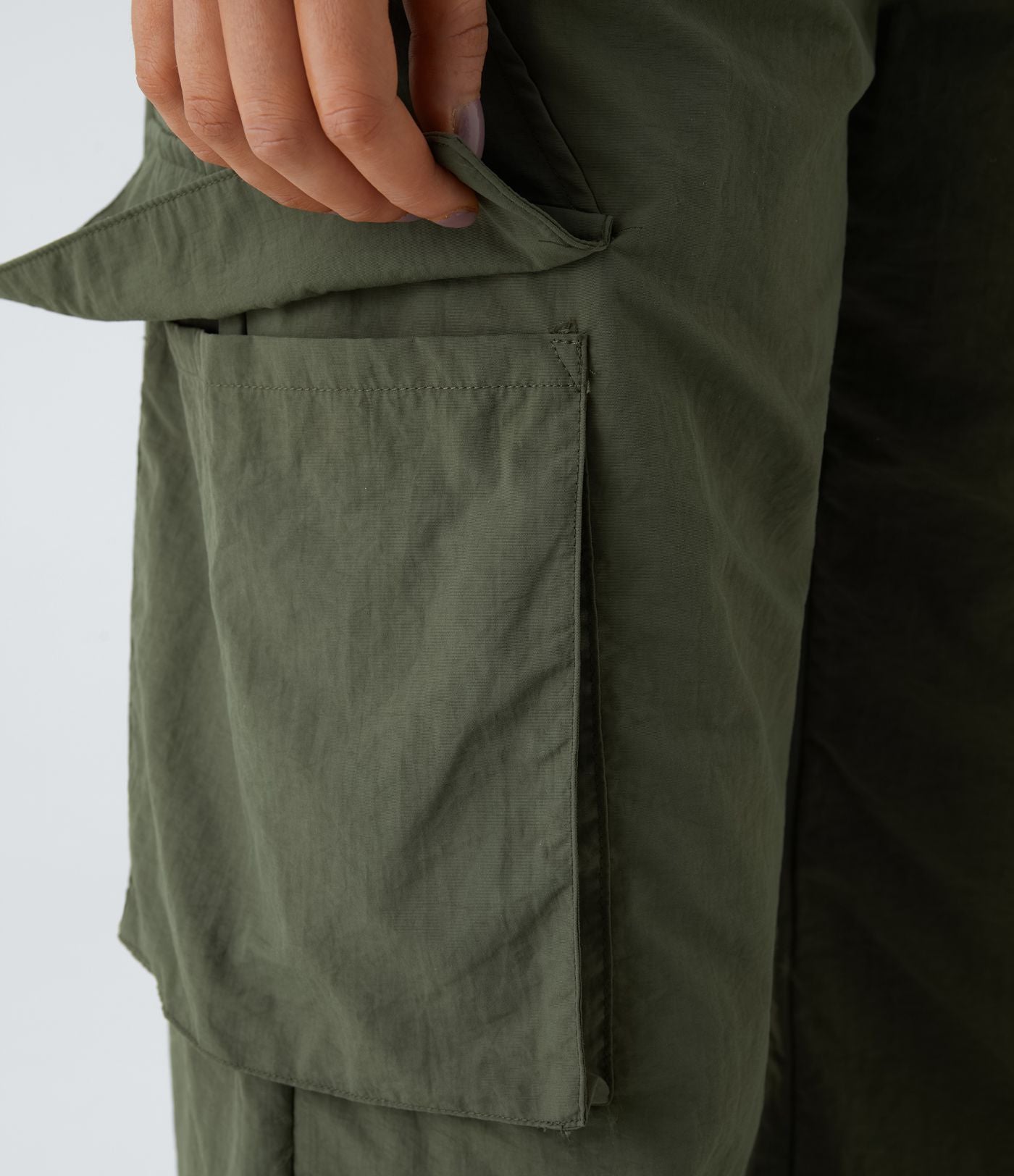 Pantalon cargo décontracté à taille moyenne, jambes larges, boutons, fermeture éclair et poches latérales