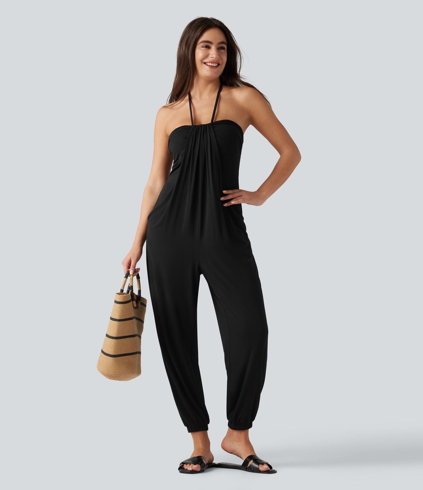 Combinaison-pantalon fuselée de style resort avec soutien-gorge intégré et dos nu à nouer, dotée de poches
