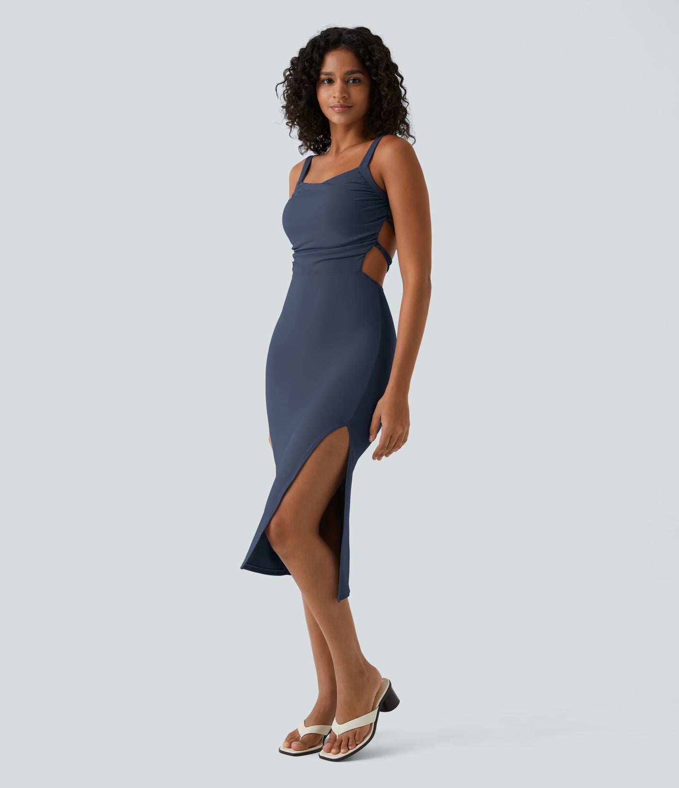 Robe midi laquée fendue, brassière intégrée, dos nu croisé
