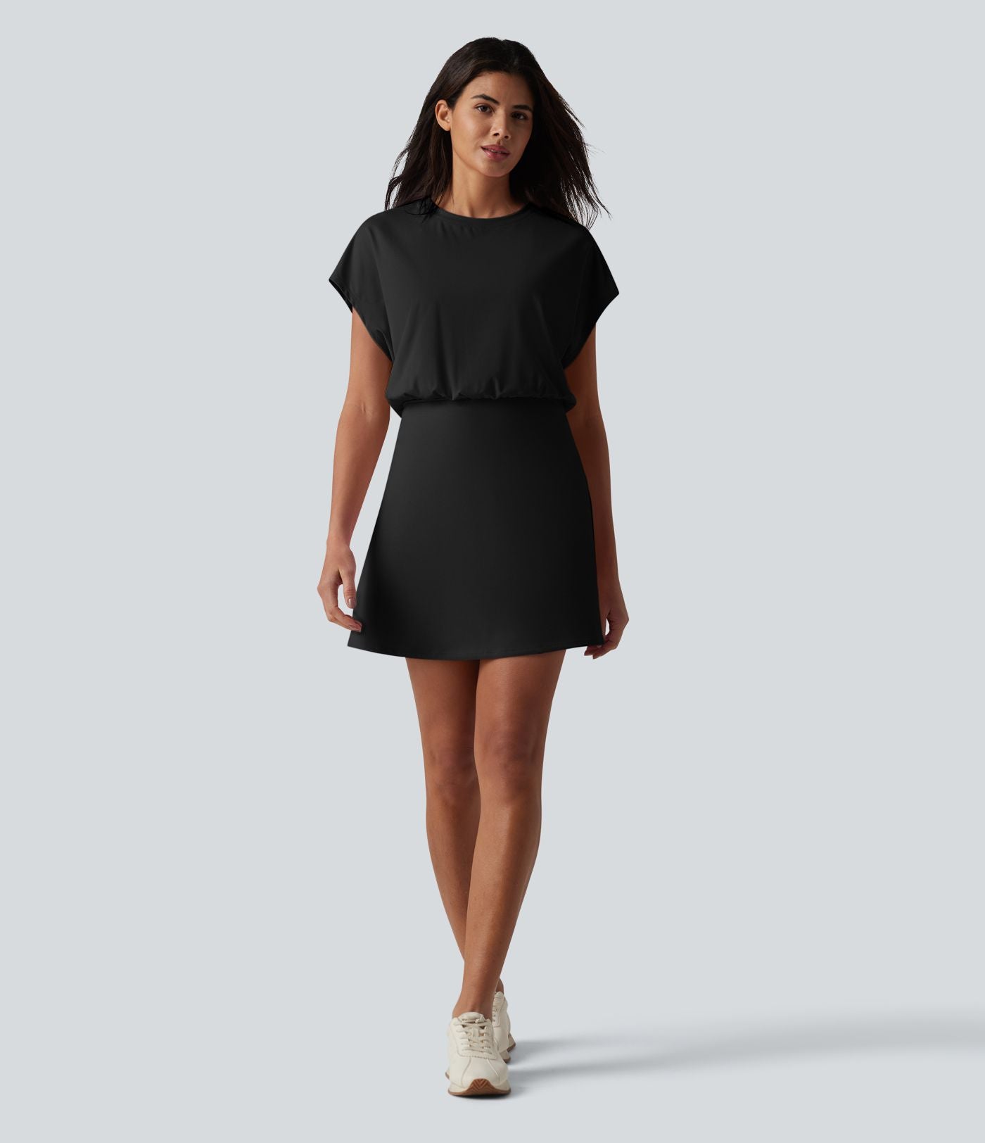 Robe de sport mini de yoga SoftlyZero™ Airy 2-en-1 effet frais InstantCool col rond à manches courtes, demi-zip et poches, accès facile Easy Peasy