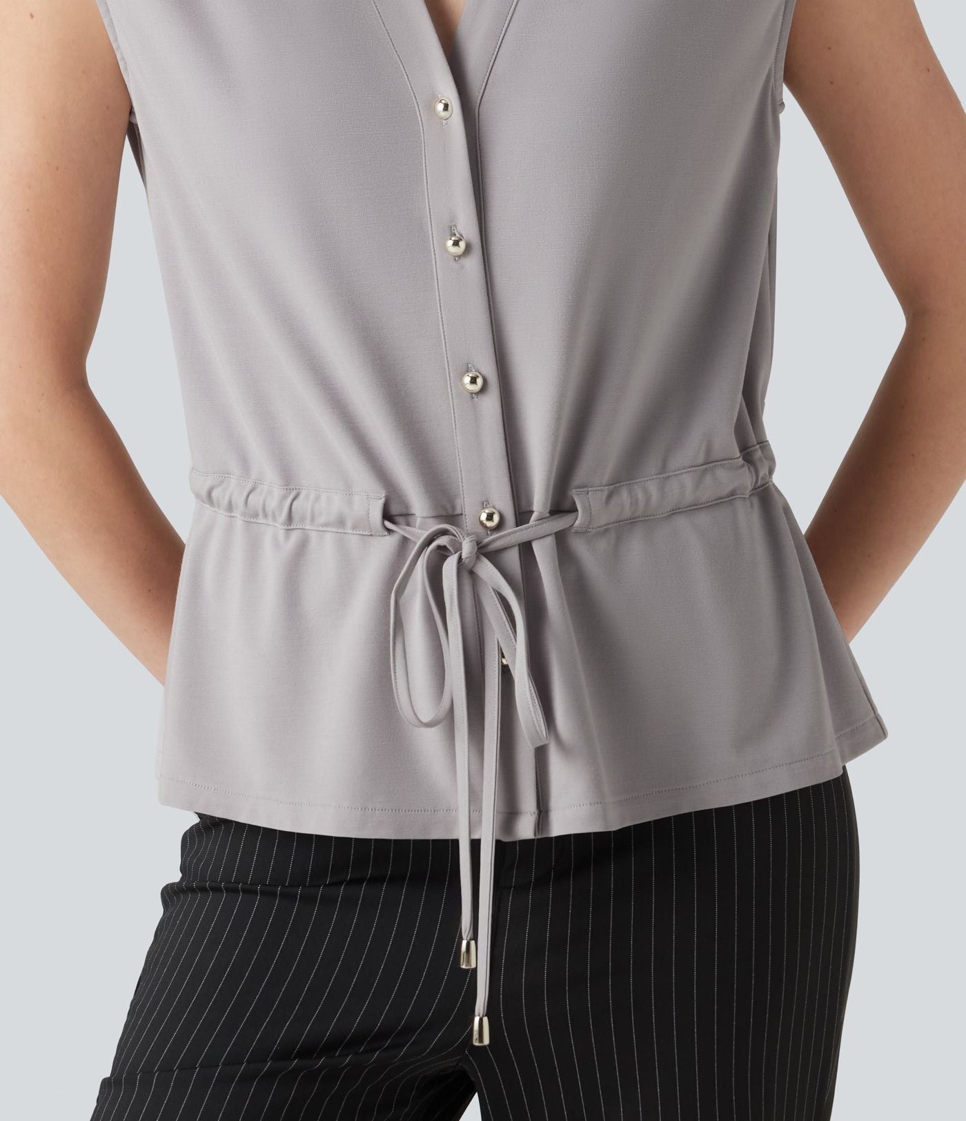 Chemise tailleur sans manches col V avec braguette boutonnée et cordon