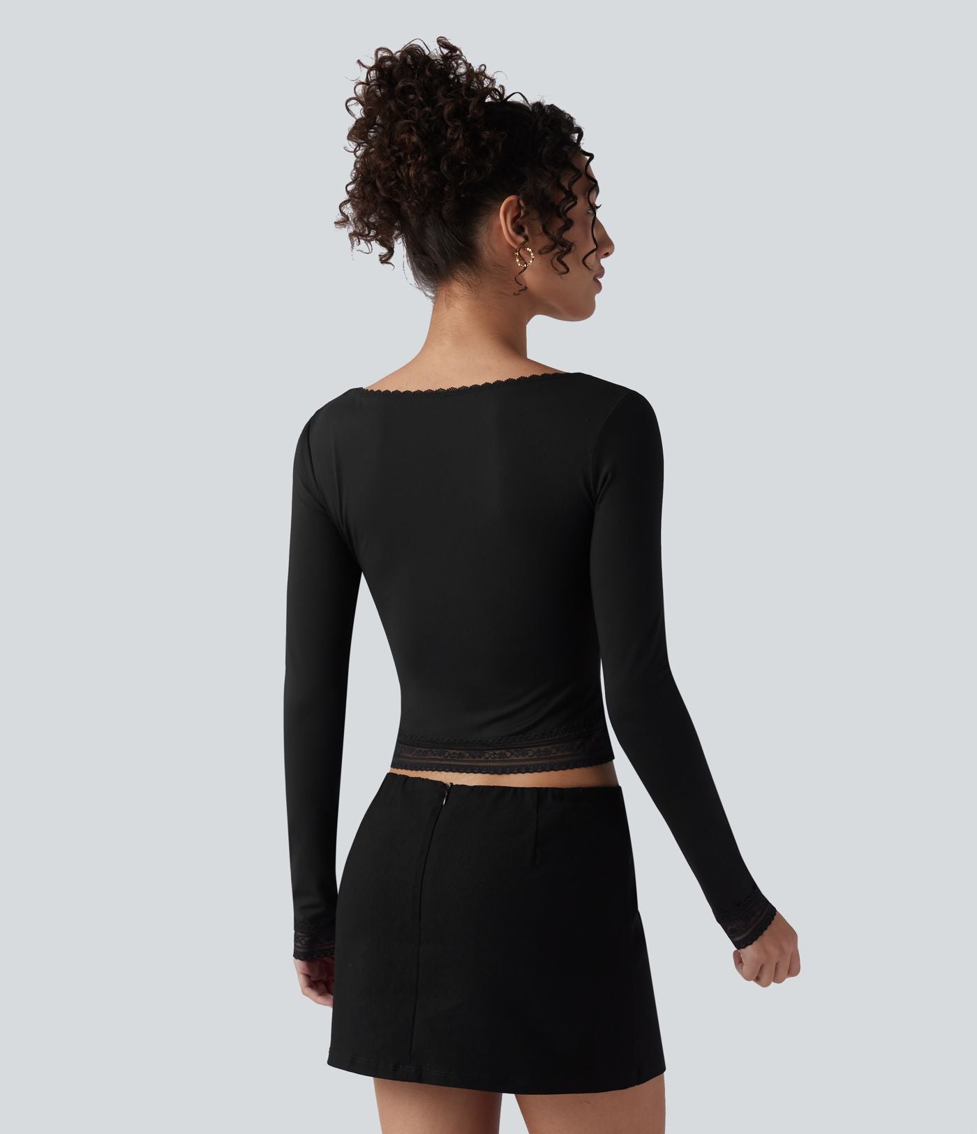 T-shirt à col U, dentelle contrastante et manches longues