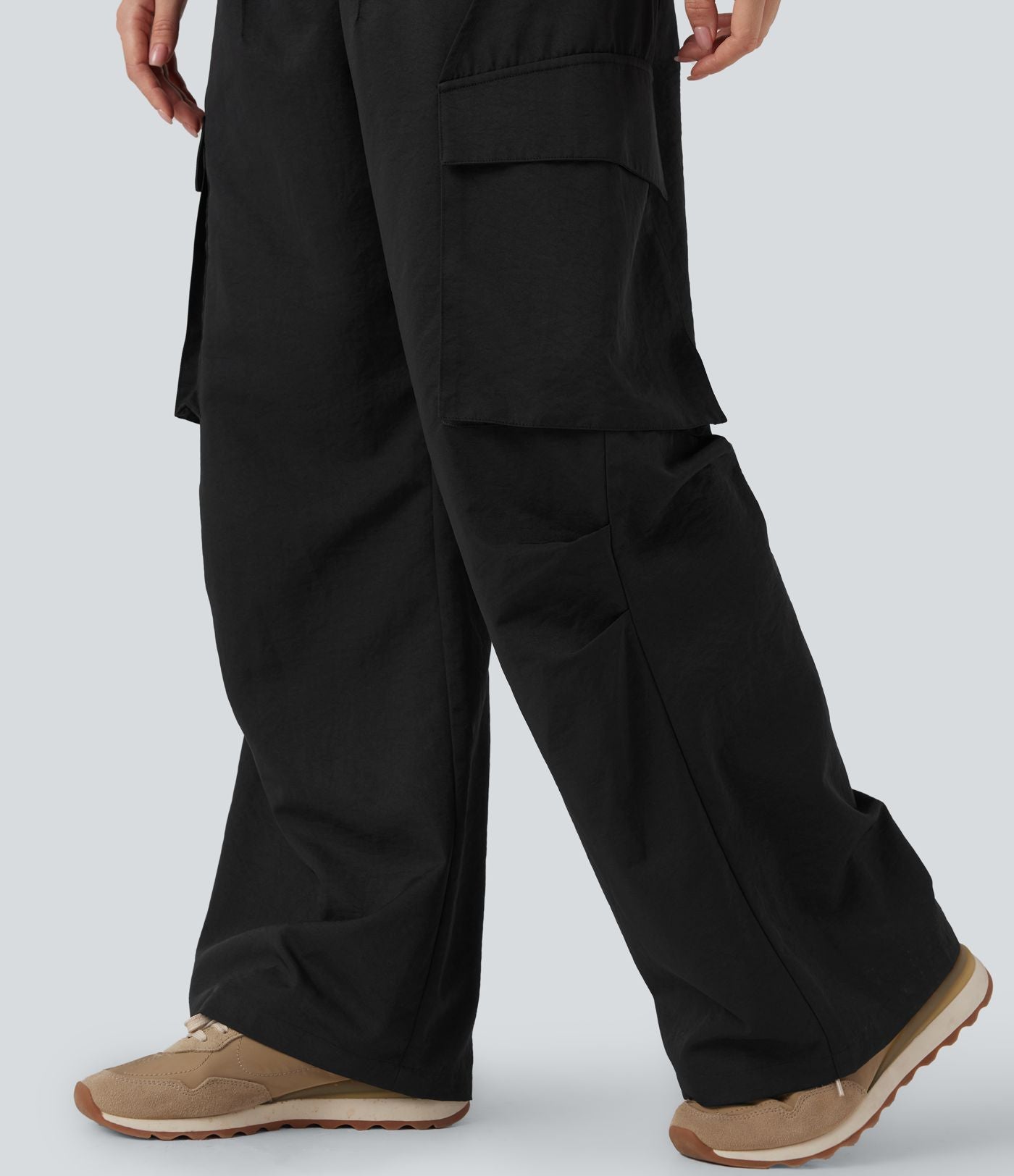 Pantalon cargo décontracté à taille moyenne, jambes larges, boutons, fermeture éclair et poches latérales