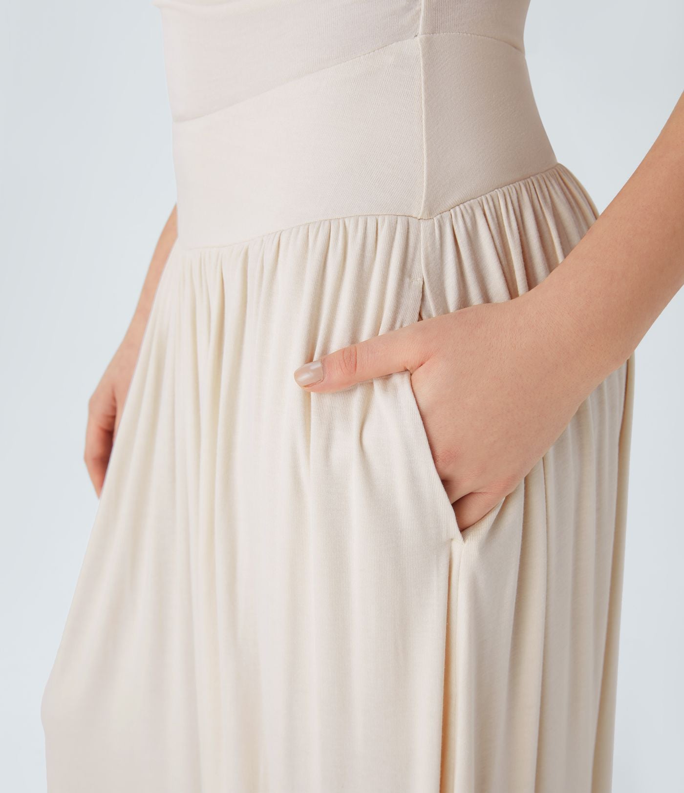 Robe longue à encolure bateau, bretelles asymétriques, côtés froncés et poches