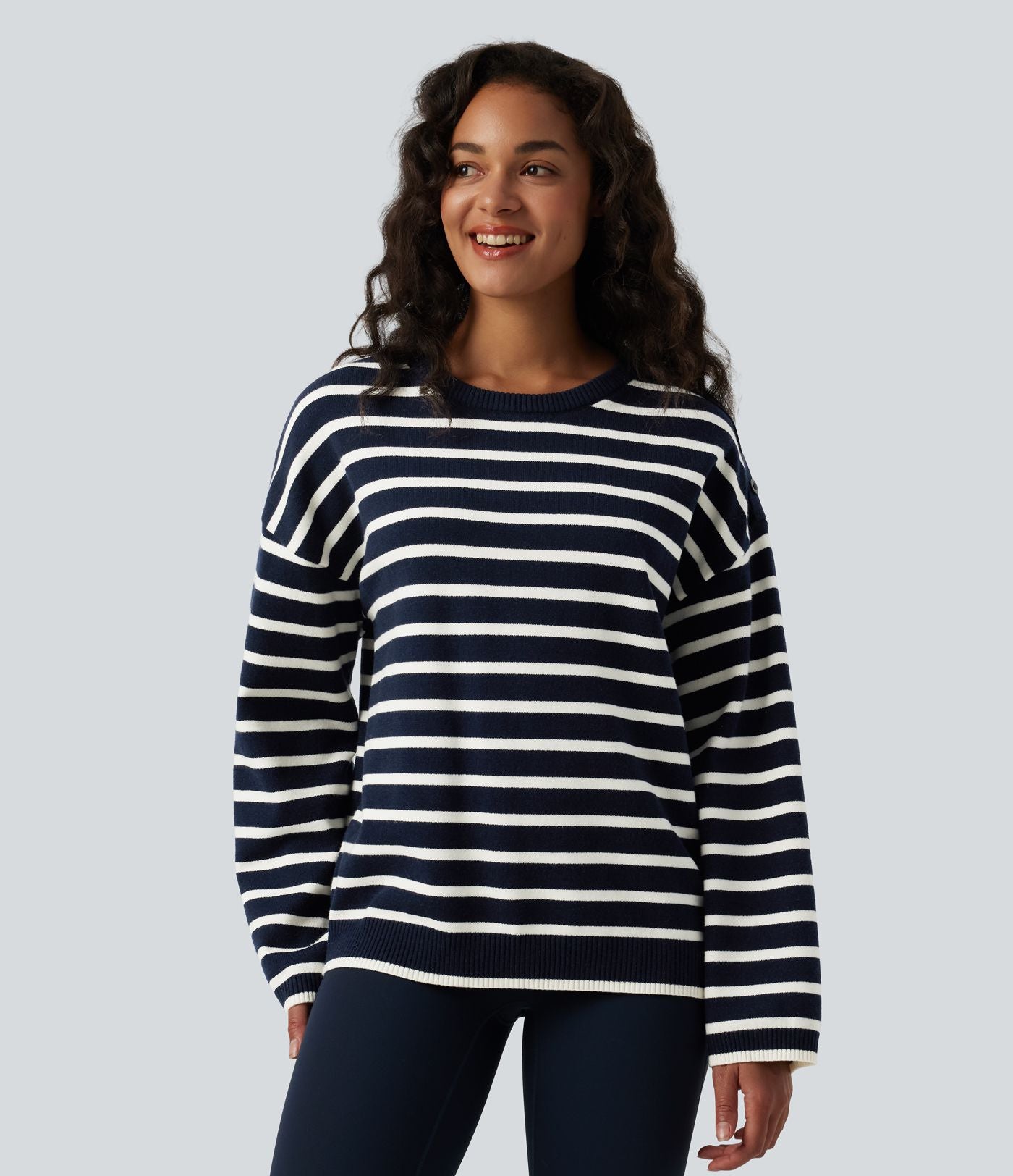 Pull casual à rayures col rond, manches longues et boutons décoratifs