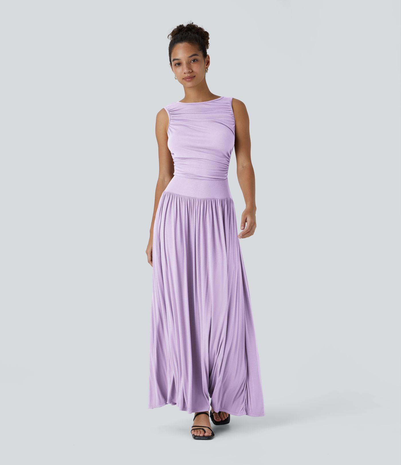 Robe longue à encolure bateau, bretelles asymétriques, côtés froncés et poches