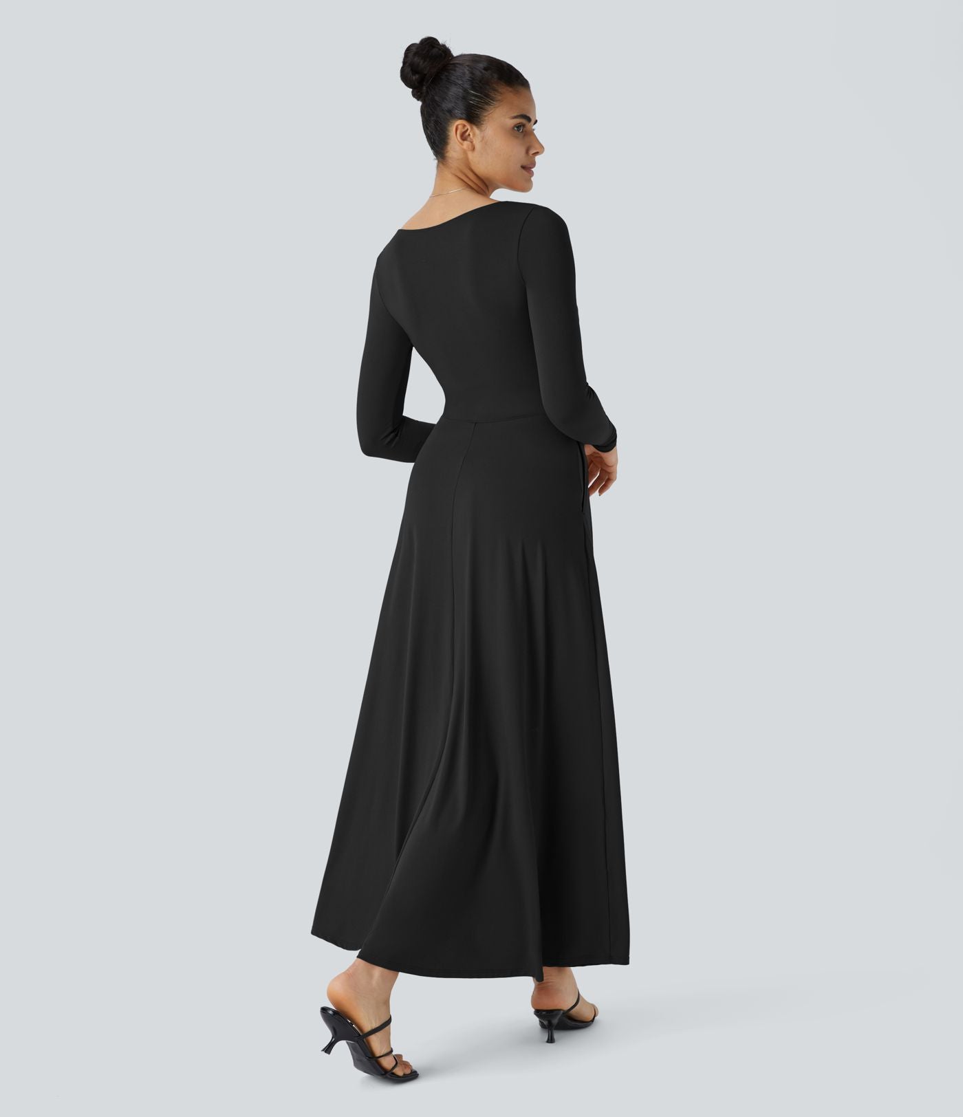 Robe longue de villégiature fluide et évasée à col cœur, manches longues, effet torsadé et poches latérales