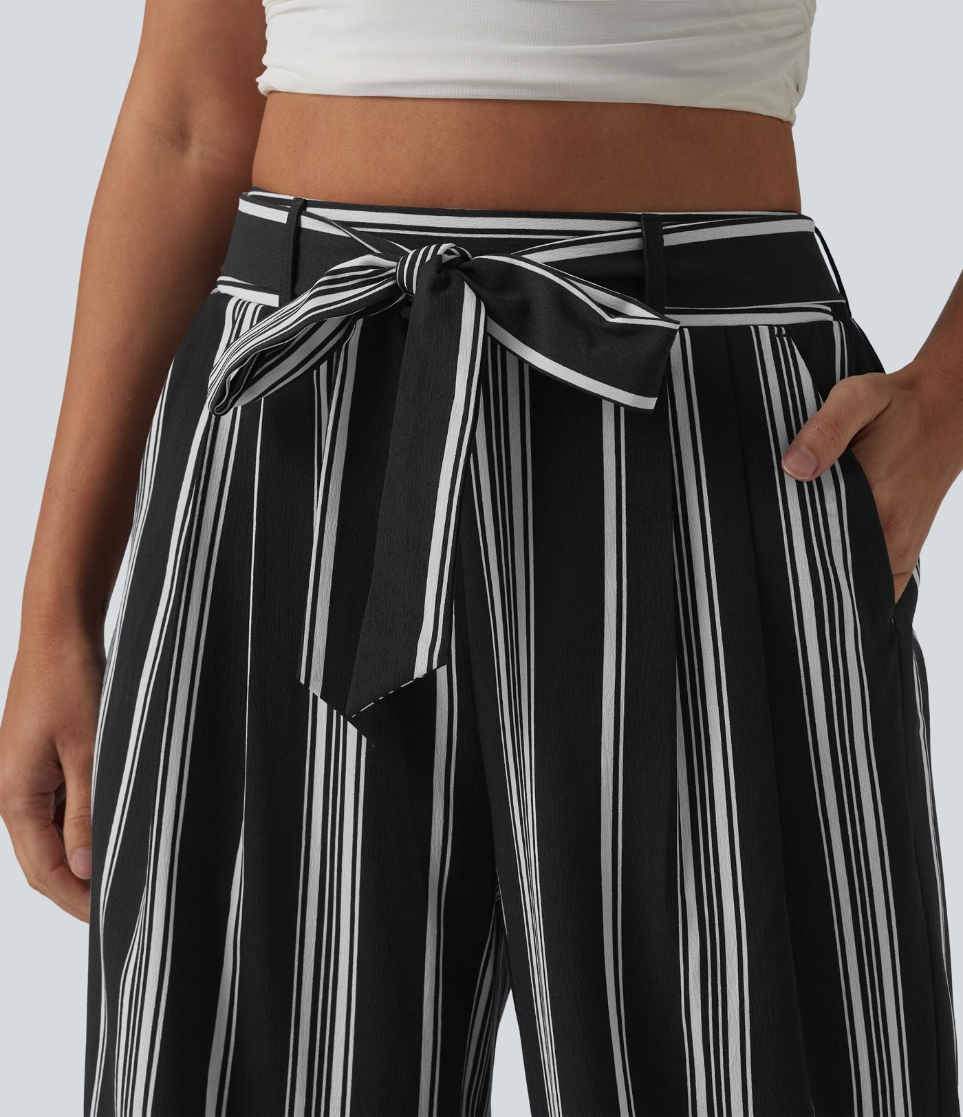 Pantalon large taille haute à rayures avec ceinture et poches