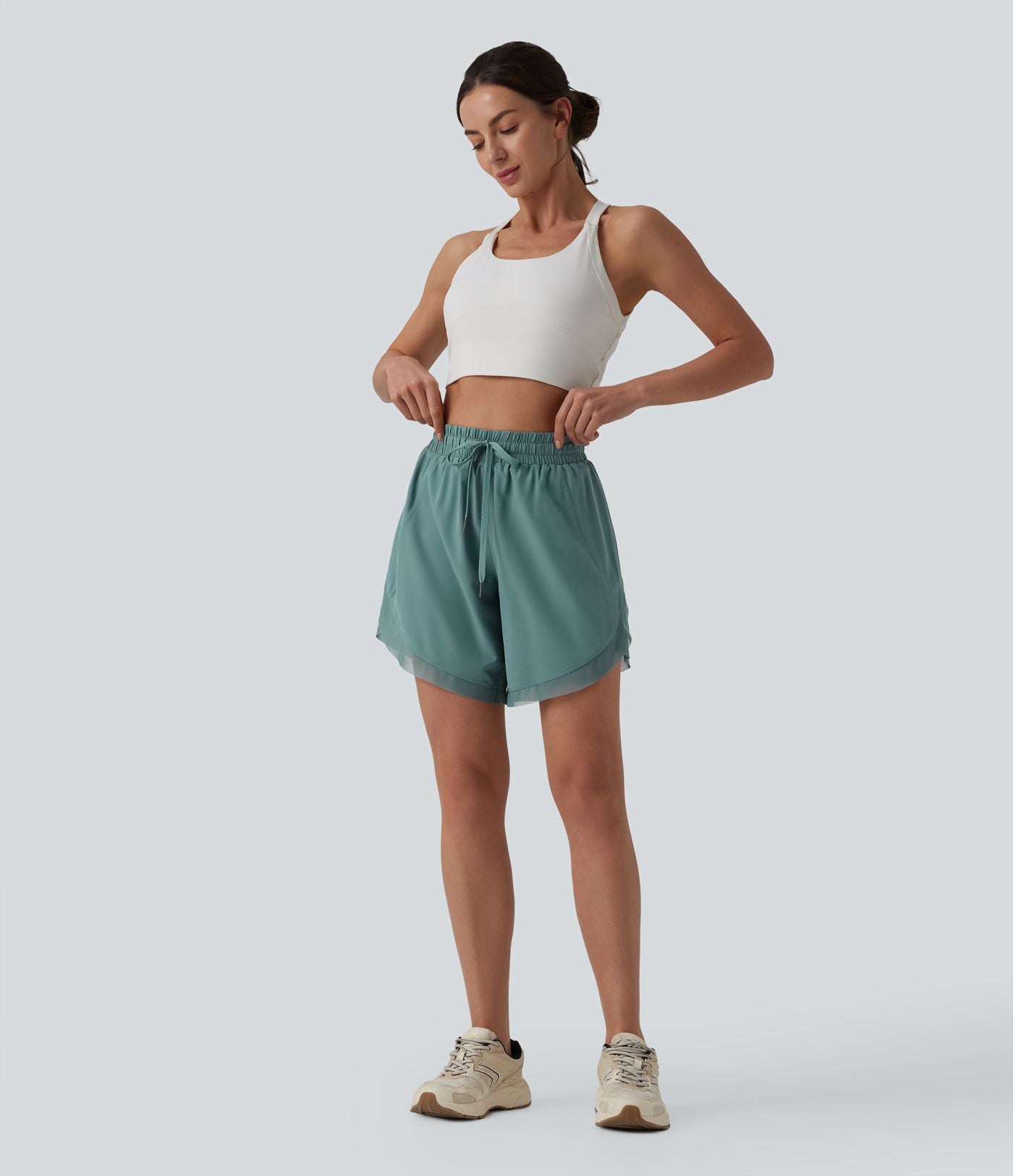Short de yoga 2-en-1 fluide maille contrastante taille mi-haute 17,5 cm avec cordon de serrage
