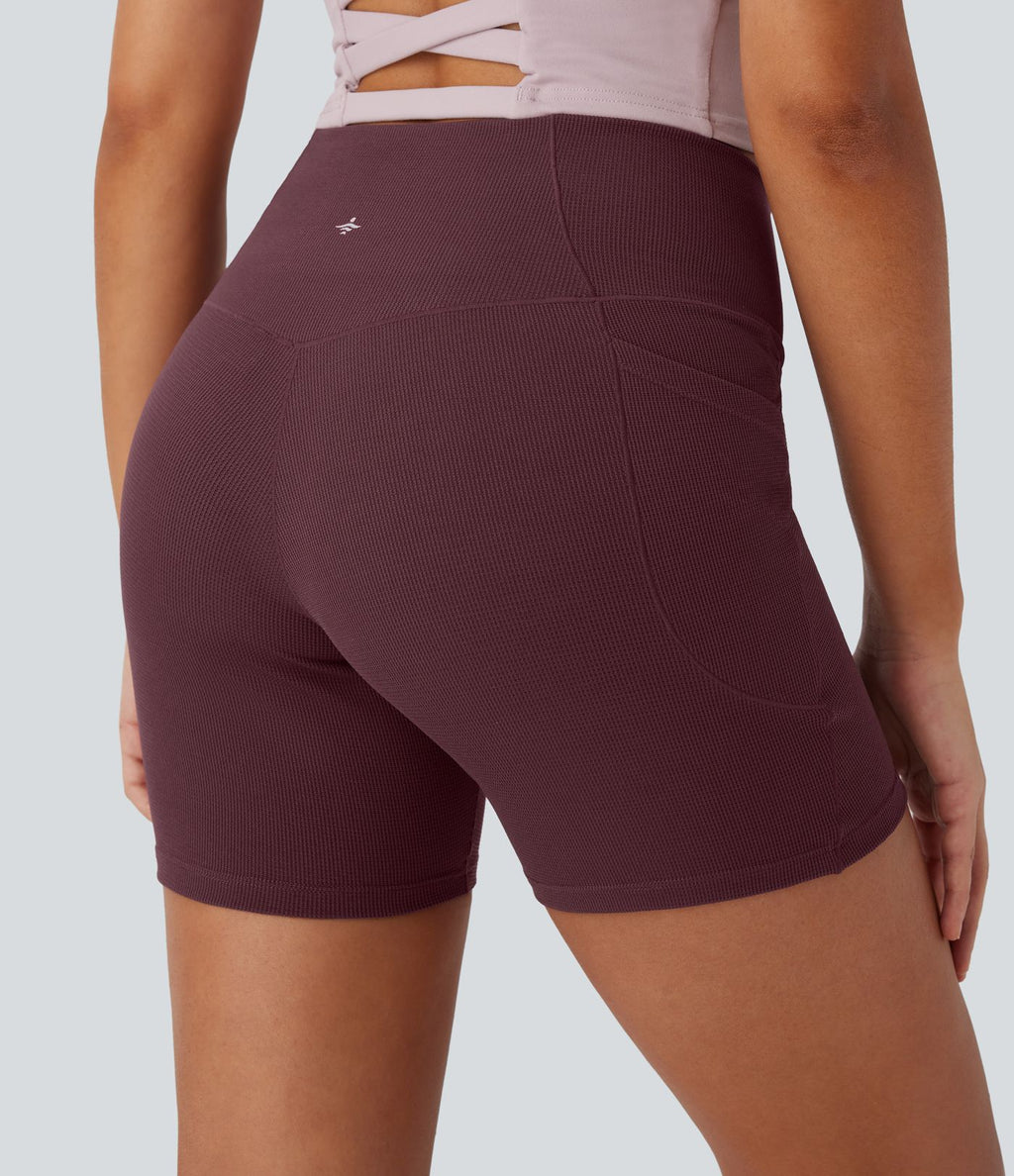 Short de yoga gaufré à taille haute croisée avec poches latérales 12,5 cm