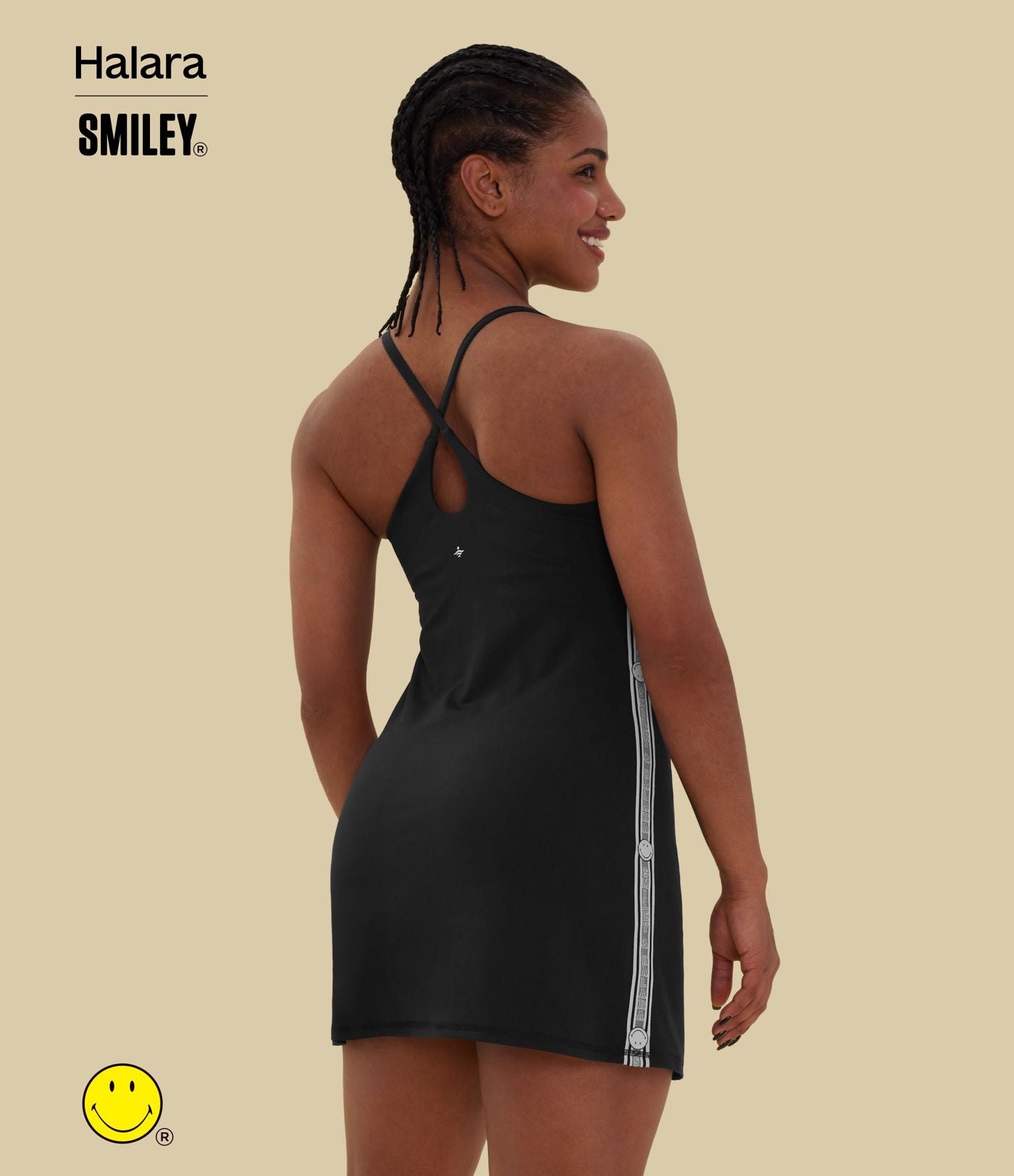 Robe sport mini dos ouvert Halara X Smiley® SoftlyZero™ Plush – Édition Easy Peasy