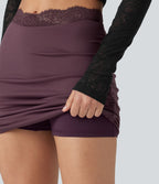 Jupe mini moulante 2-en-1 taille haute en dentelle contrastée, ourlet arrondi et froncé