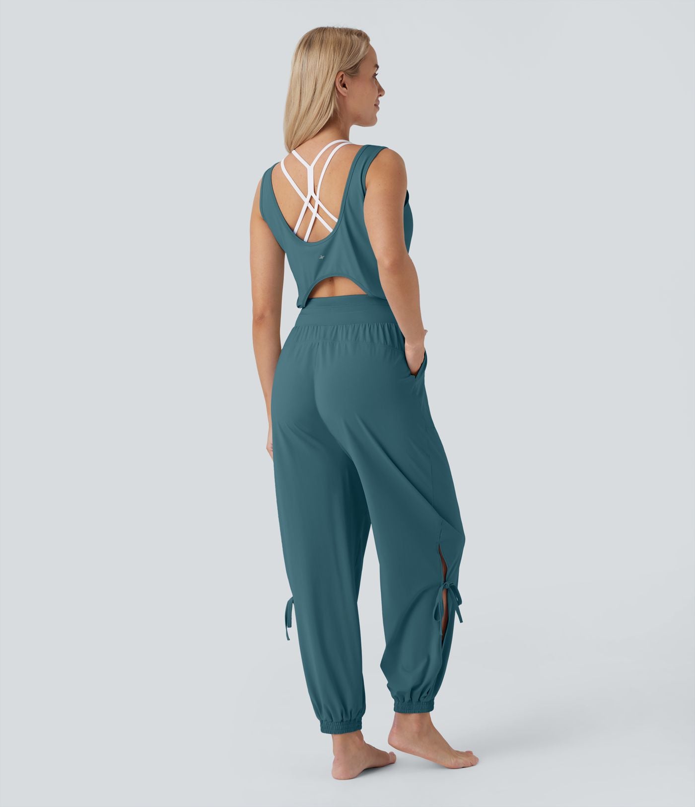 Combinaison de yoga col bateau sans manches dos nu avec découpes et poches latérales à cordon de serrage effet frais InstantCool, protection solaire UPF50+