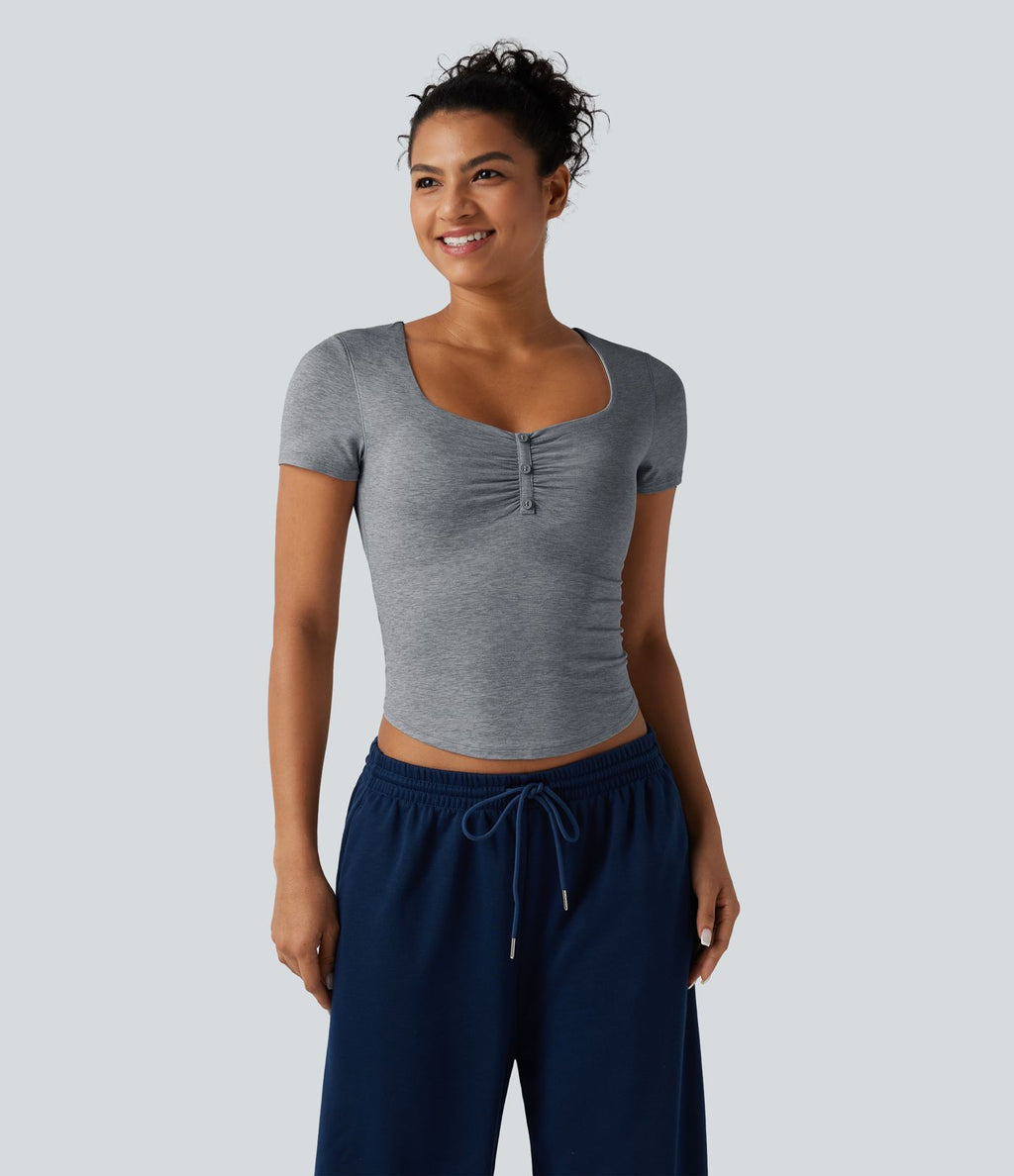 Top de sport de yoga [col losange] à manches courtes avec brassière intégrée, fronces et ourlet incurvé