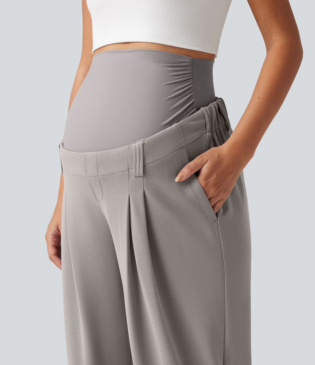 Pantalon de grossesse fuselé taille très haute en tissu gaufré avec poches