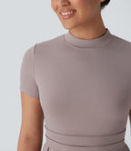 Robe longue décontractée à col montant, manches courtes et poches latérales