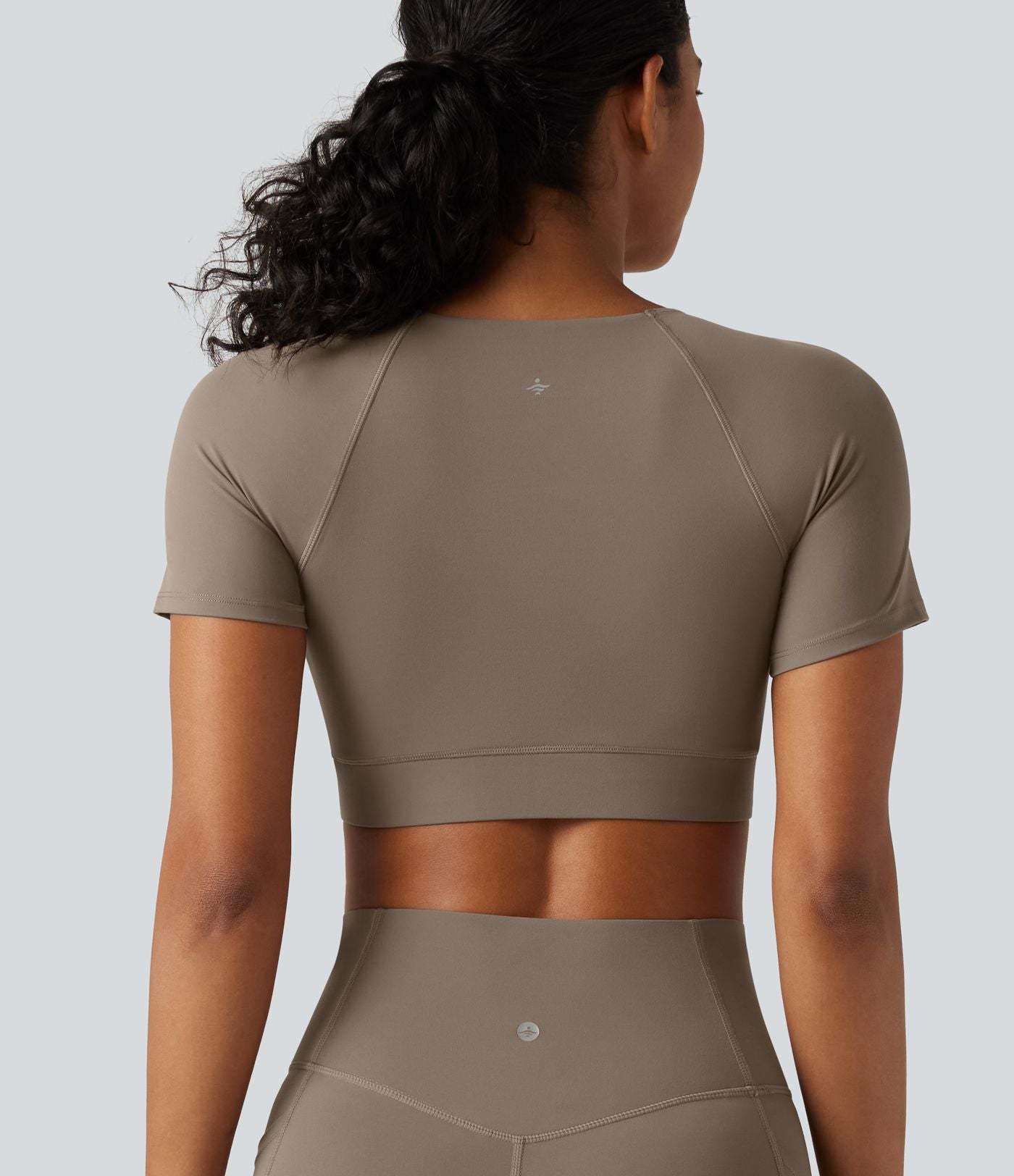 Haut de sport court Halara UltraSculpt™ à col V avec ourlet croisé, manches courtes, coussinets amovibles, bonnets E à G