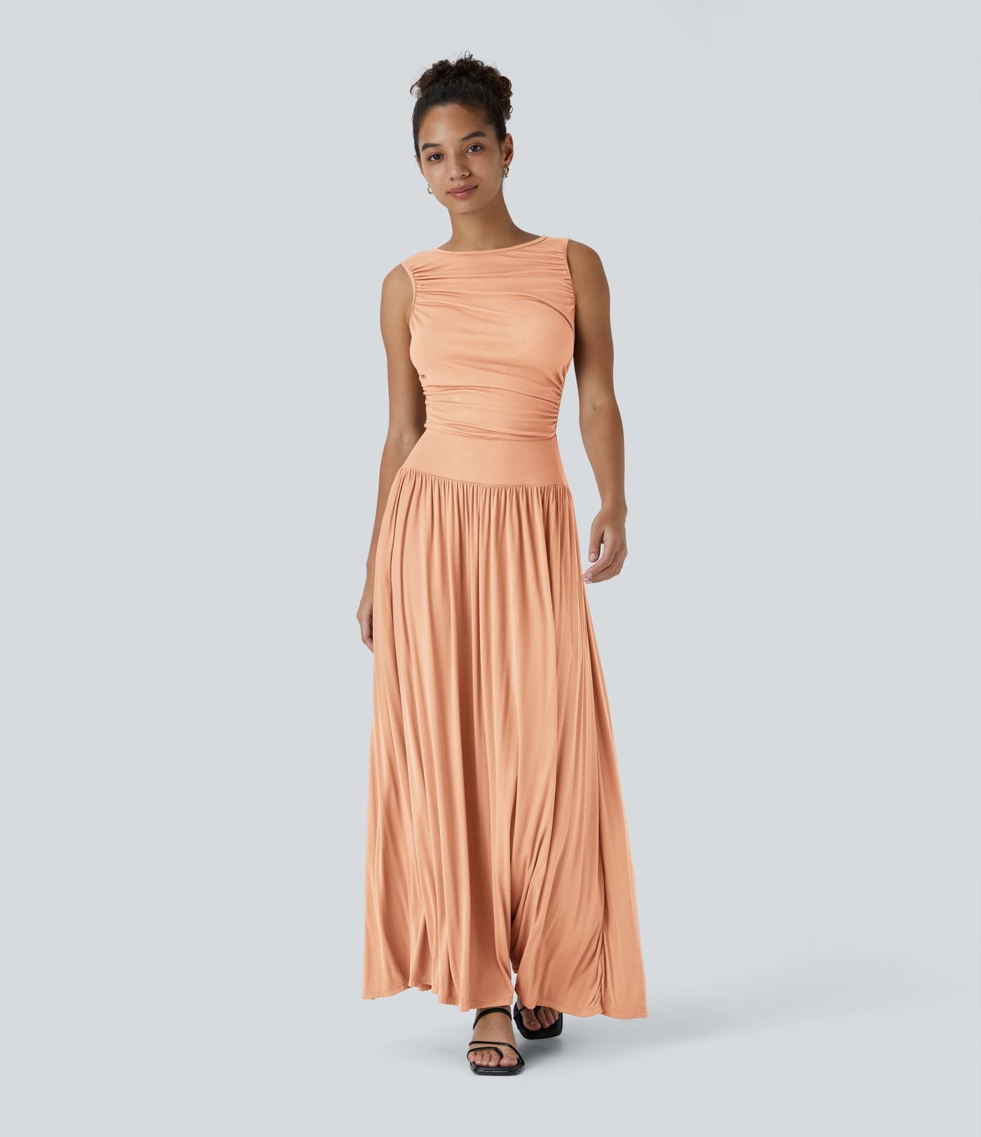 Robe longue à encolure bateau, bretelles asymétriques, côtés froncés et poches