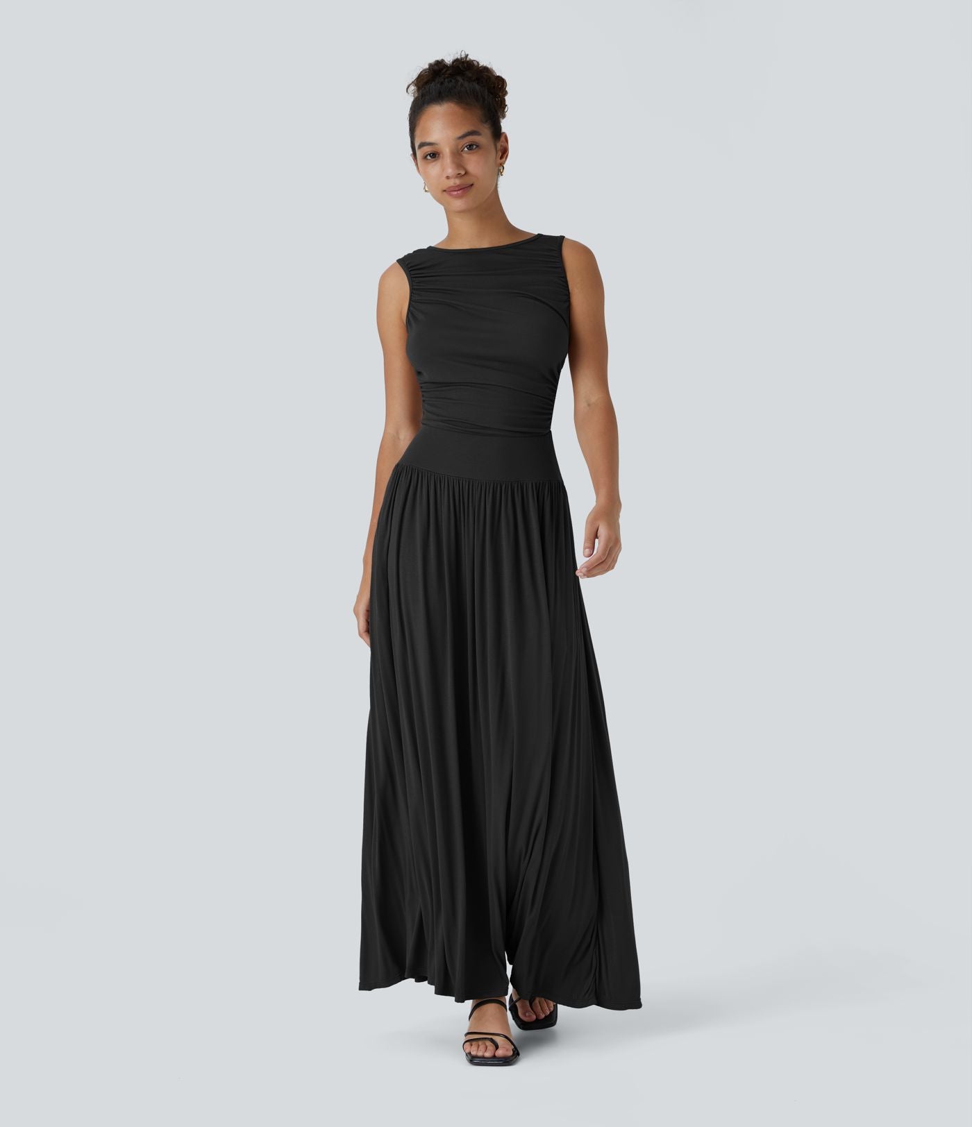 Robe longue à encolure bateau, bretelles asymétriques, côtés froncés et poches