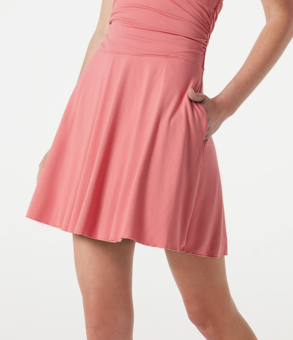 Robe mini décontractée, col V profond, dos-nu type licou, brassière intégrée, fronces, à poches