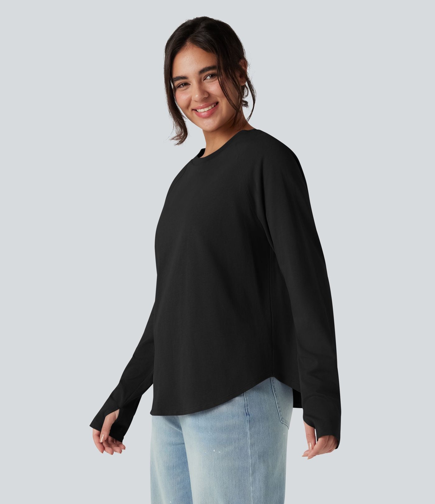 T-shirt décontracté en coton à col rond, manches longues raglan avec passants pouces et ourlet arrondi, coupe ample