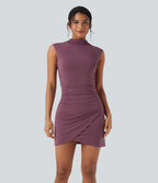 Robe courte moulante col montant sans manches froncée ourlet croisé