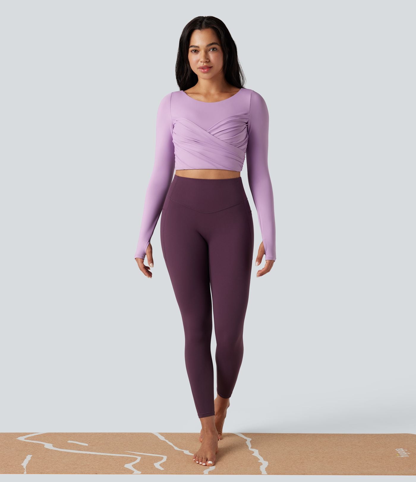 Top de sport yoga court push-up mousse col échancré manches longues avec trous pouces croisé