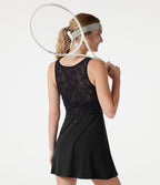 Robe sport de tennis mini SoftlyZero™ sans manches avec dentelle contrastée torsadée, brassière intégrée et poches - Easy Peasy - UPF50+