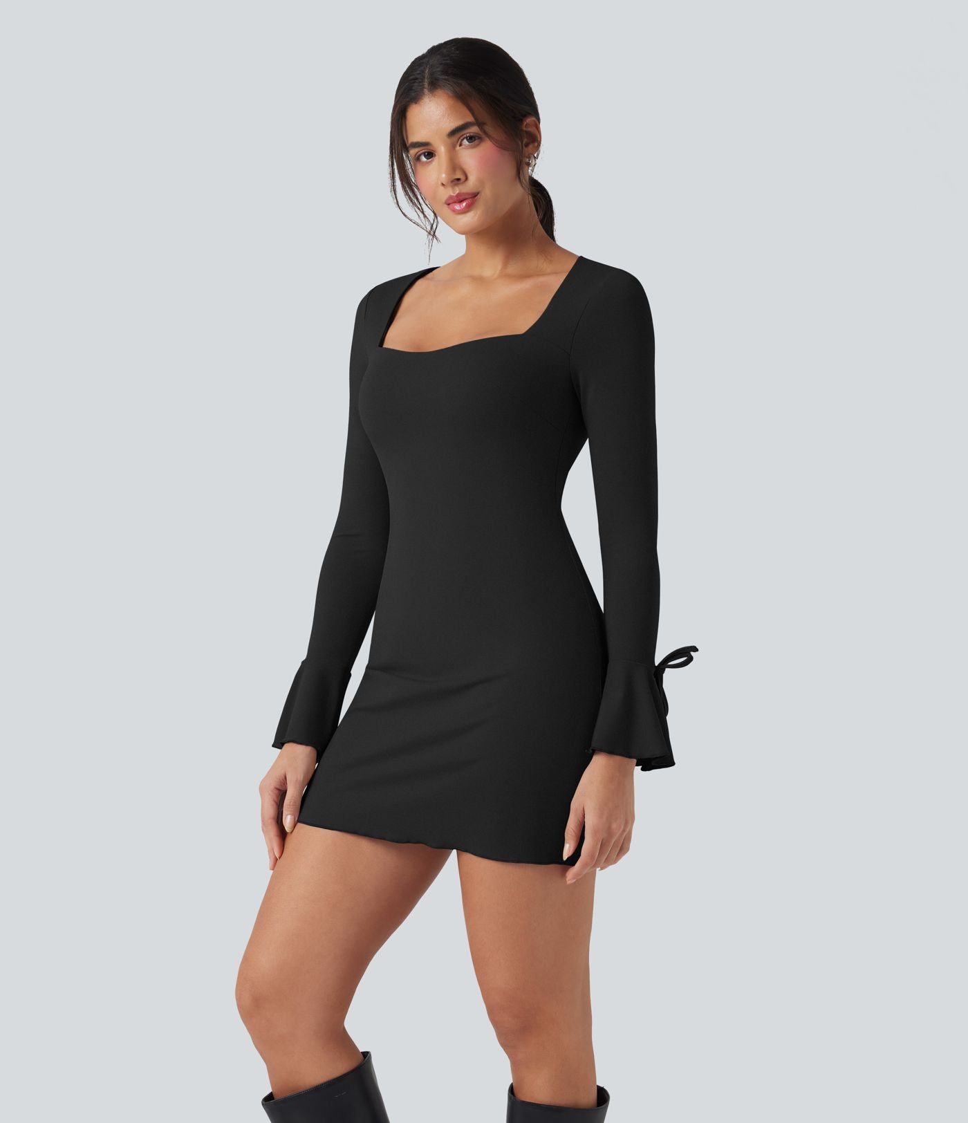 Robe courte col carré à lacets et manches à volants