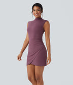 Robe courte moulante col montant sans manches froncée ourlet croisé