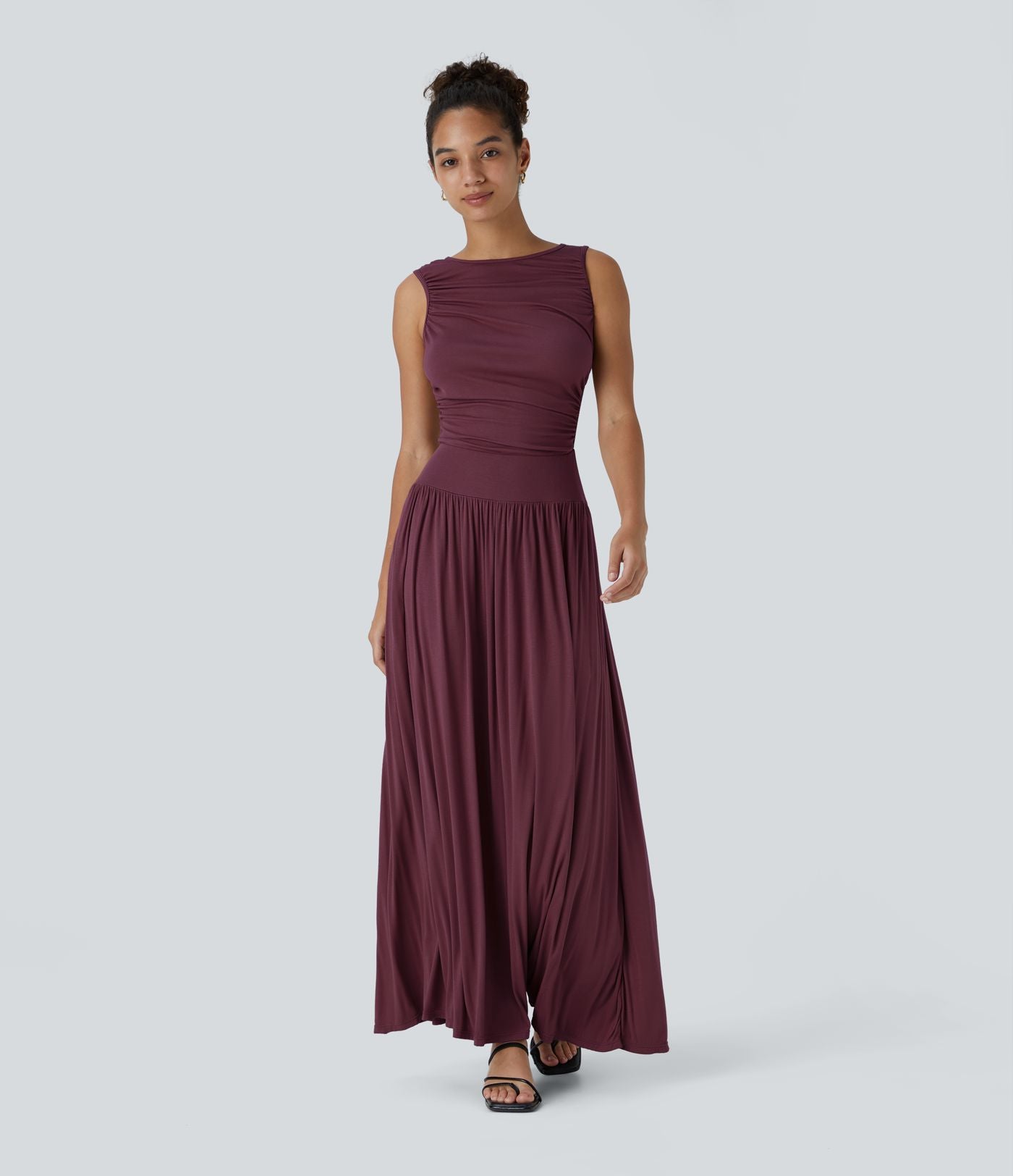 Robe longue à encolure bateau, bretelles asymétriques, côtés froncés et poches
