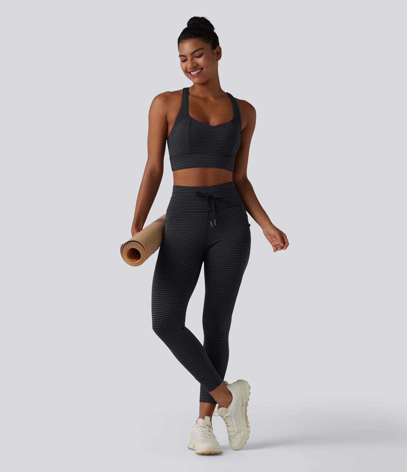 Brassière de sport yoga à rayures dos nageur croisé maintien léger avec soutien-gorge intégré